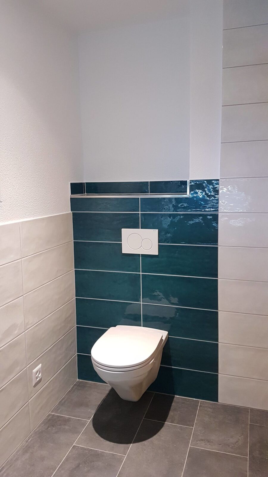 Gäste-WC mit Petrol-Akzent
