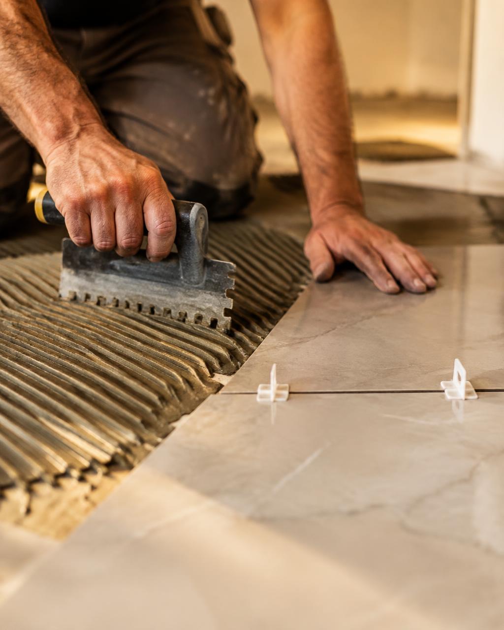 Plattenleger bei der Arbeit
